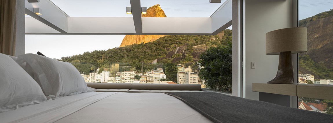 Bedroom opens up to offer a breathtaking view of Rio