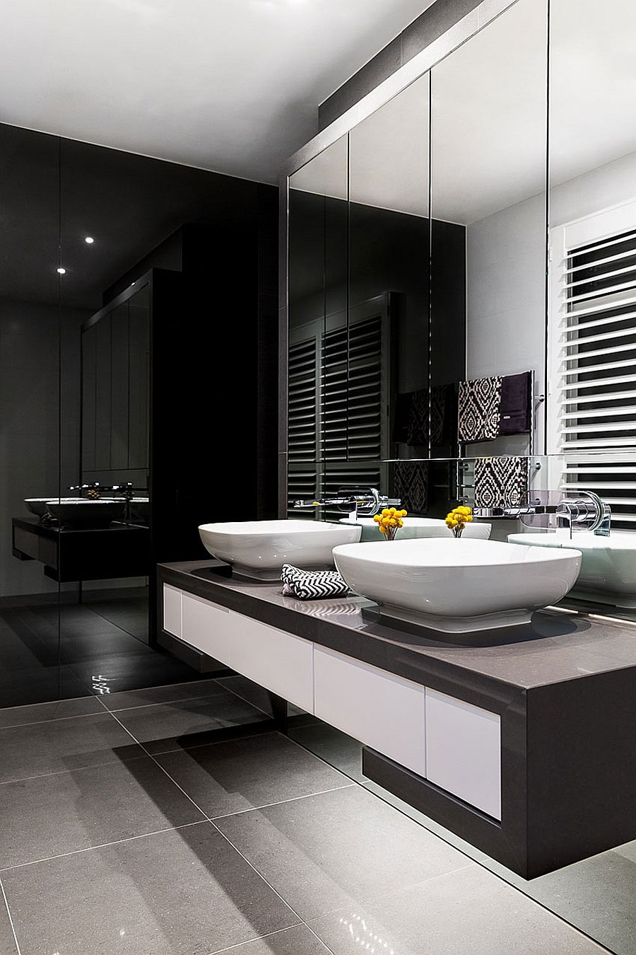 Black and white bathroom idea for the contemporary home