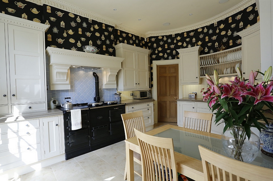 Classic kitchen with the Teapot wallpaper [Design: Stange Kraft]