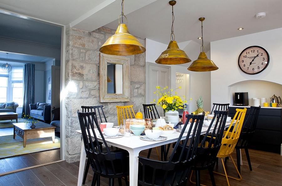 Creative blend of black and yellow in the dining!