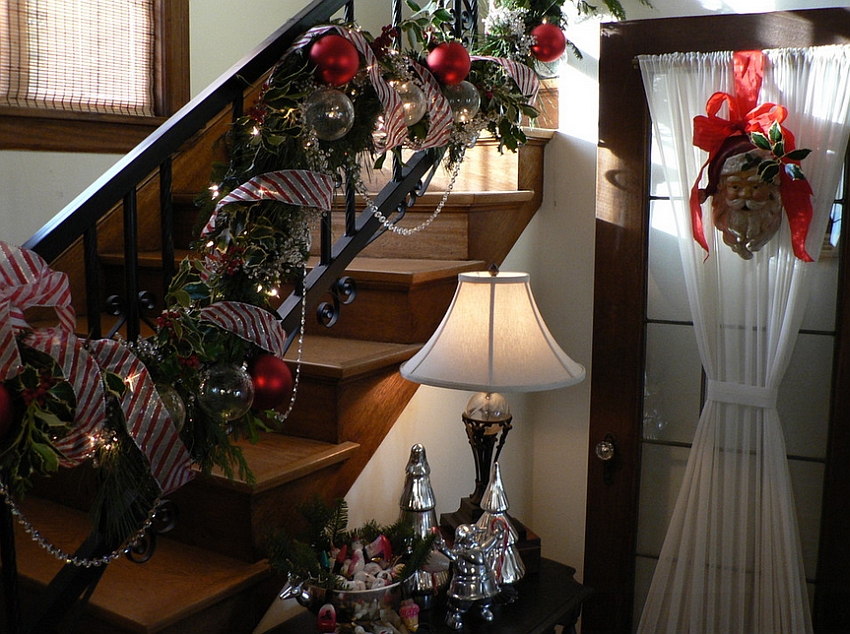 Decorate even the small staircase areas beautifully this Christmas [Design: Timothy De Clue Design]