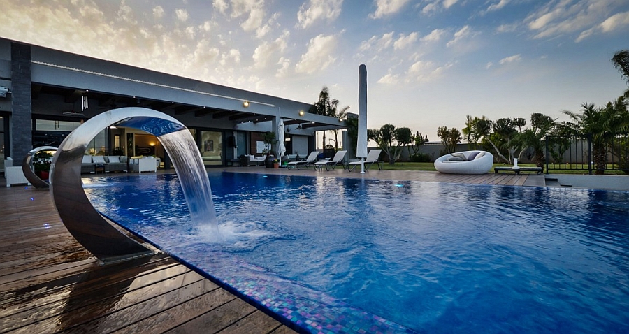 Jets of water also add a sculptural fetaure to the pool