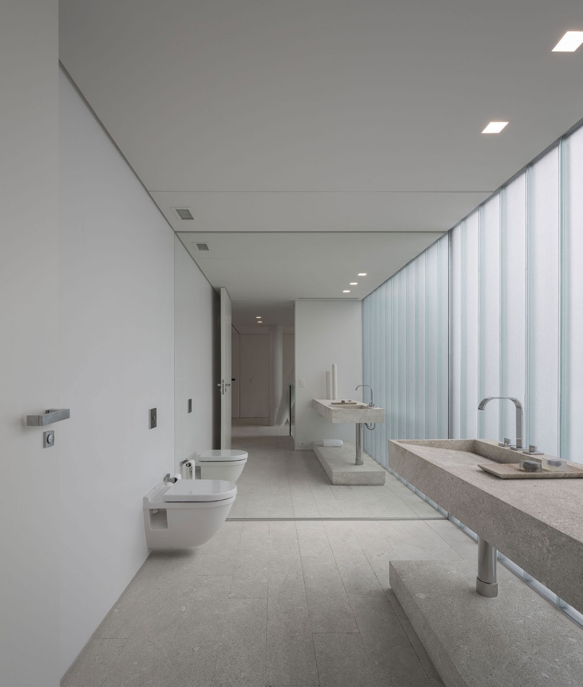 Luxurious contemporary bathroom in white