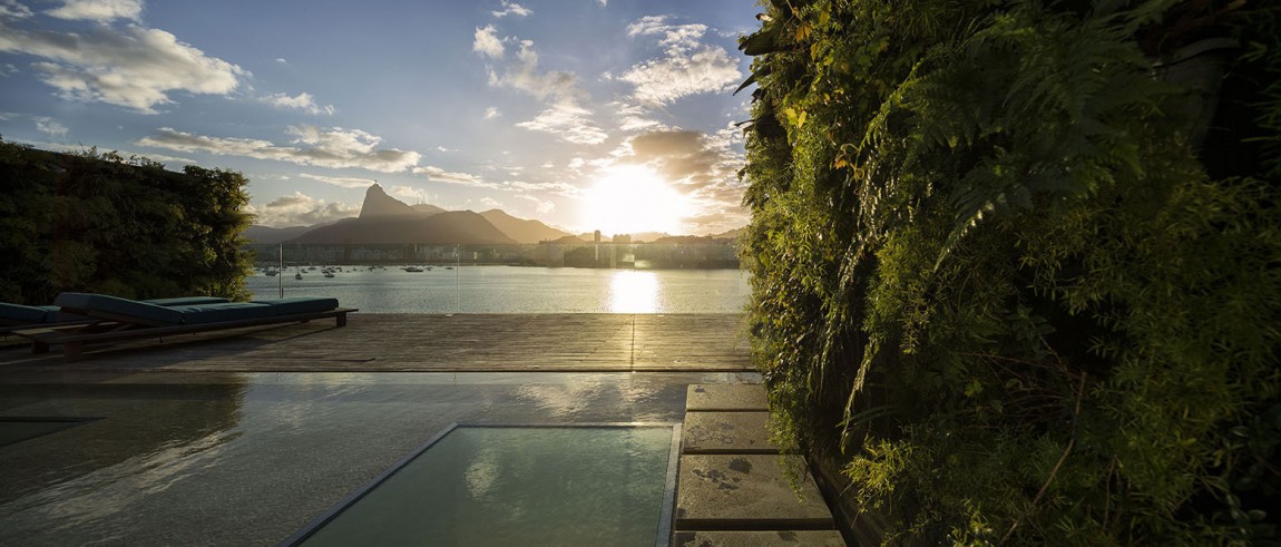 Pool and private deck of the contemporary Rio Residence