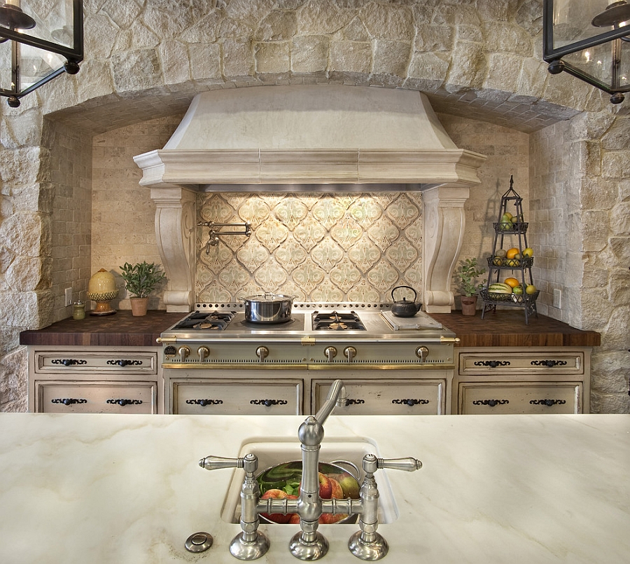 Range hood adds curves to the kitchen [Design: GDC Construction]