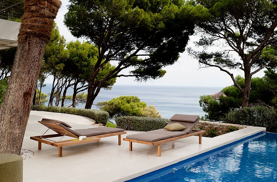 Relax next to the pool in a comfy lounger