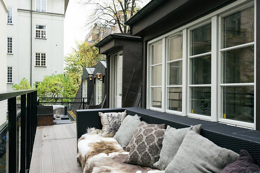 Small deck space overlooking the street