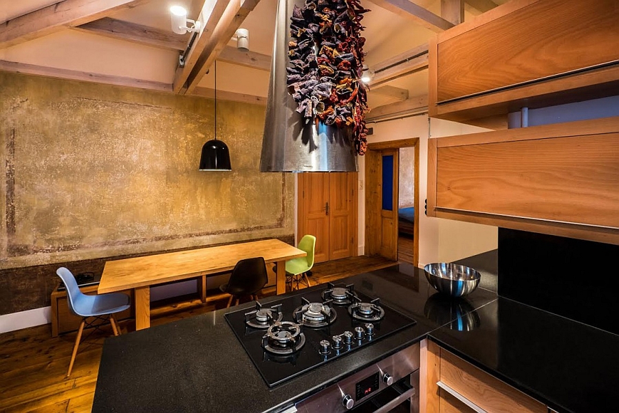 Small dining area next to the kitchen