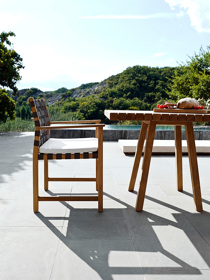 Smart matching silhouette of the Vis à vis chair and outdoor table