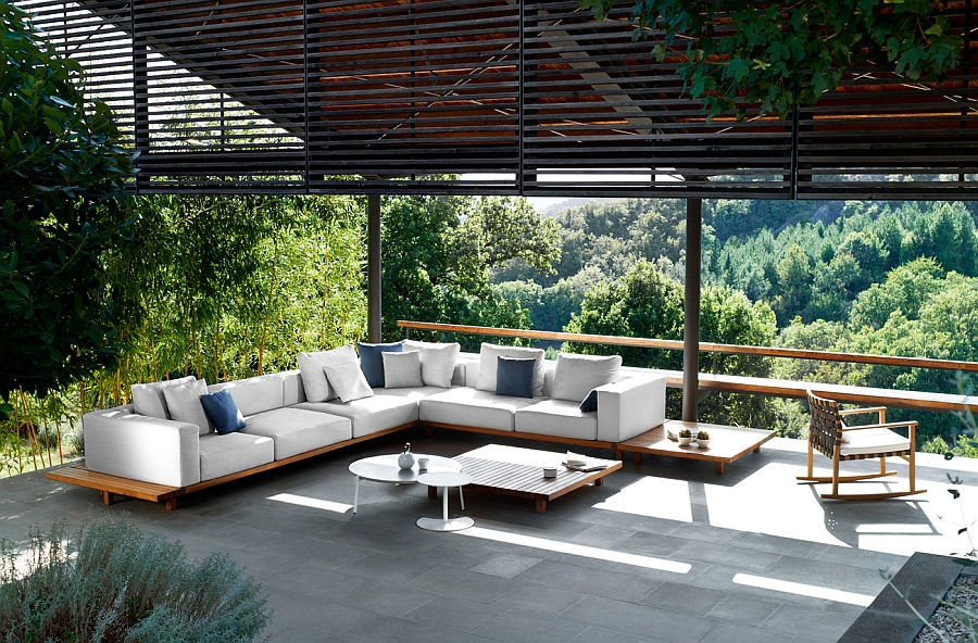 Stylish Vis à vis sofa and outdoor coffee table