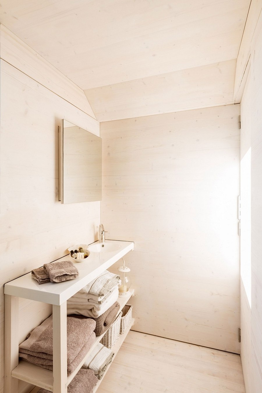 Tiny bathroom vanity of the chic portable home