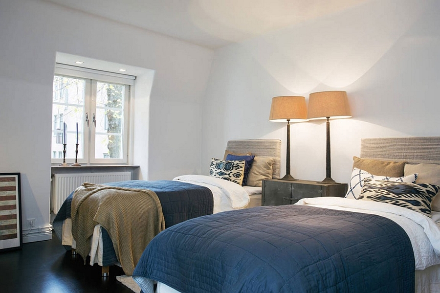 Twin beds in the bedroom with matching bedside lamps