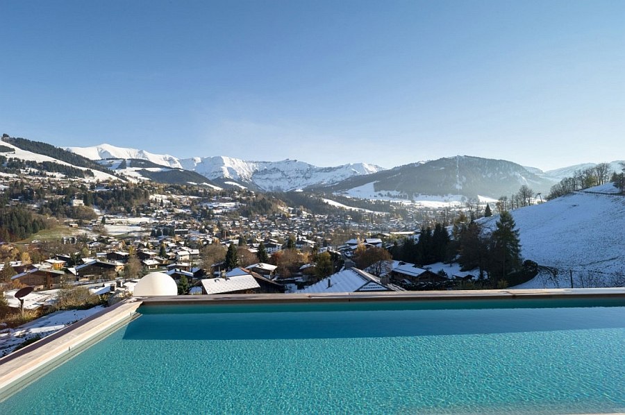 View from the outdoor infinity pool of the Chalet Mont Blanc