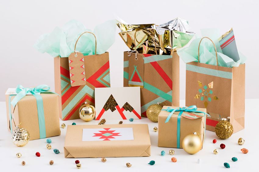 DIY gift wrap ideas with packing and washi tape 