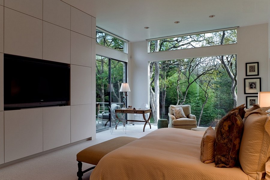A creative way of adding natural greenery to the bedroom [Design: Bernbaum-Magadini Architects]