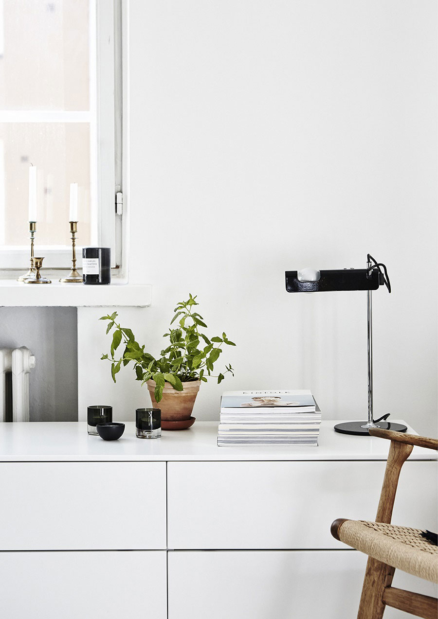 A hint of green, gold and black for the beautiful apartment living room