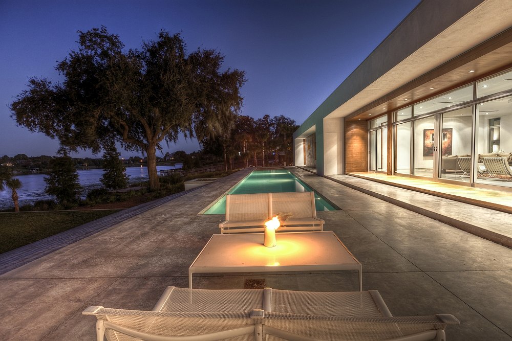 A perfect outdoor lounge to enjoy the pleasant evenings in Florida