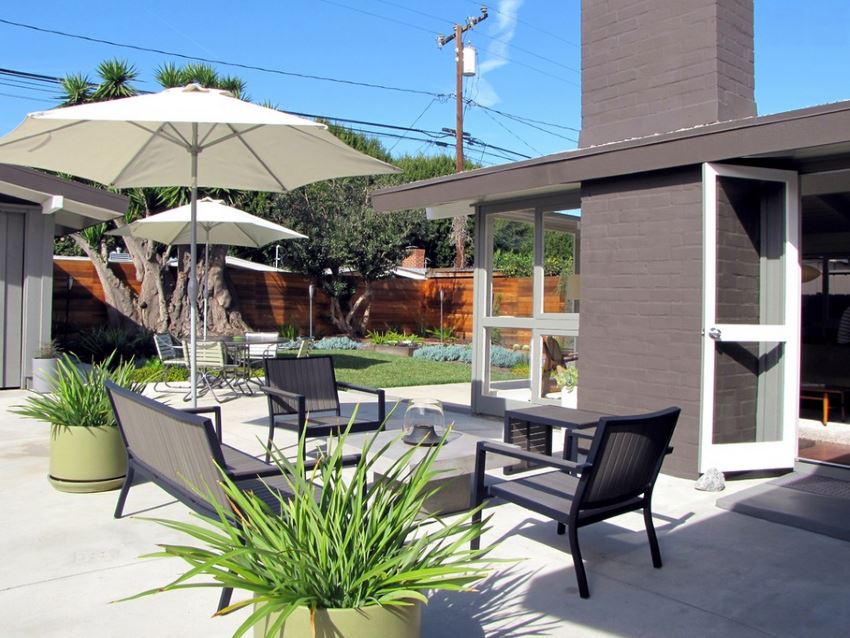 Adding shade to the yard with modern umbrellas