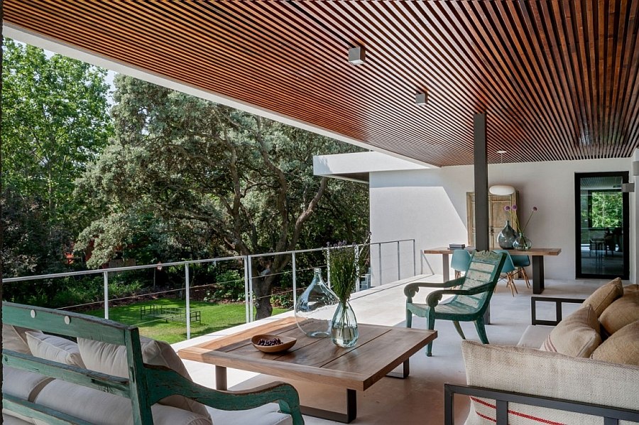 Beautiful vases used to decorate the private balcony