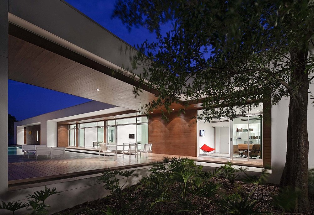 Central courtyard of the house with plenty of greenery