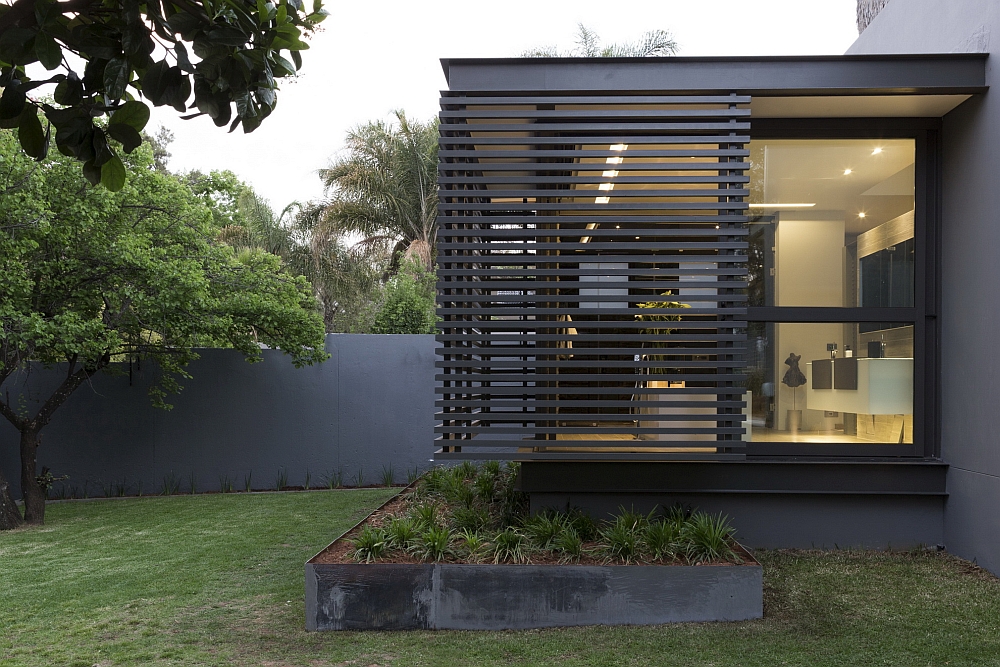 Chic bathroom design that opens up towards the backyard