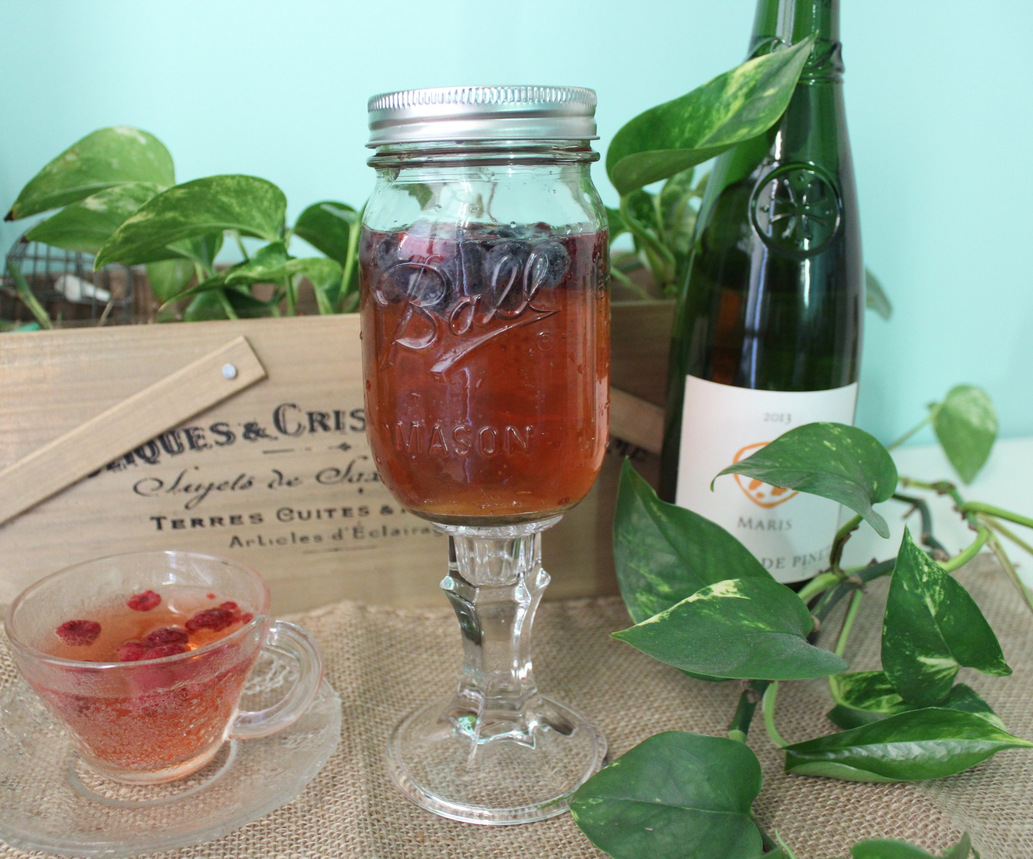 Juice mason jar birthday party setup  Mason jar wine, Mason jar birthday, Mason  jar wine glass