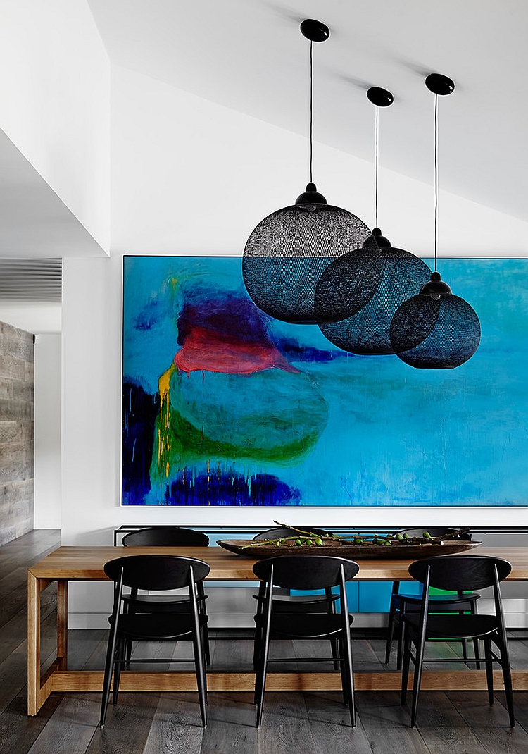 Dashing pendants become a visual part of the painting in the backdrop