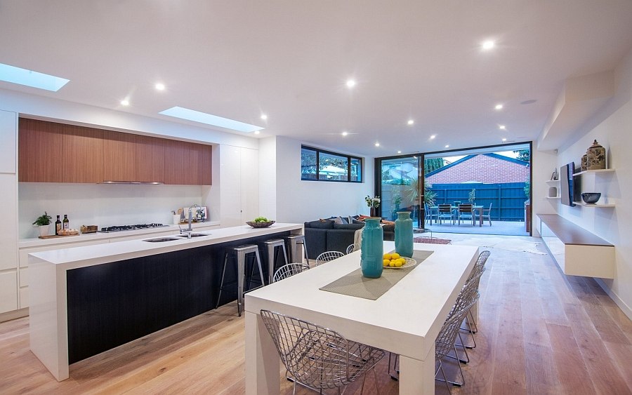 Fabulous kitchen and living area that open up towards the courtyard