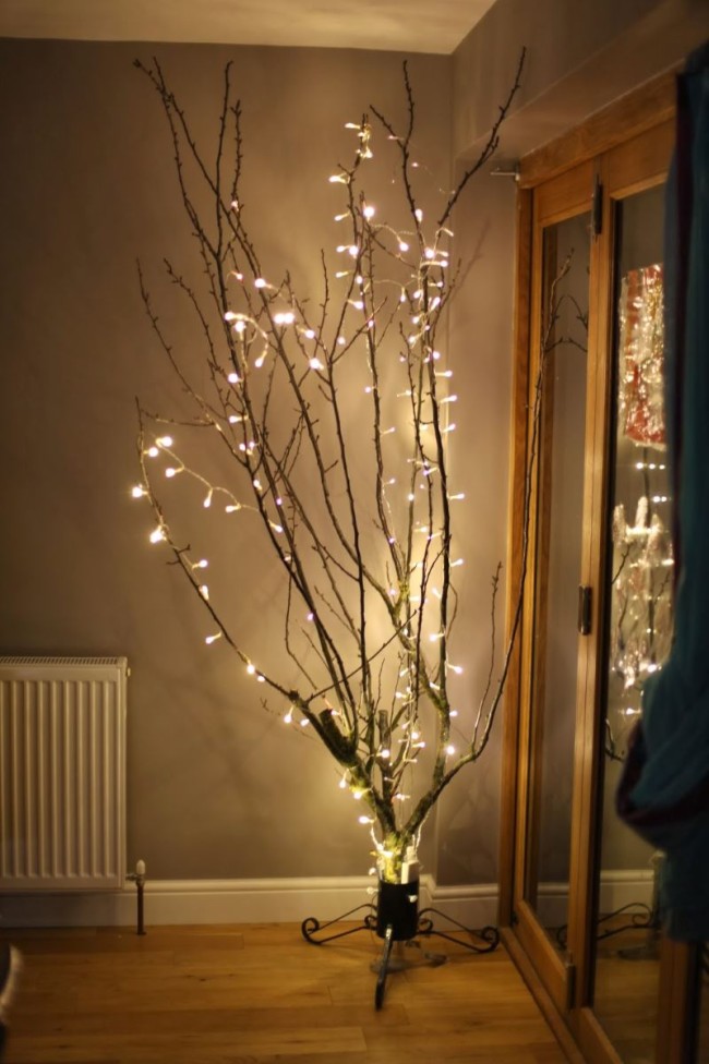 Keep The Holiday Glow Alive With These Winter Decor Ideas Decoist   Indoor Tree Branch With Lights 650x976 