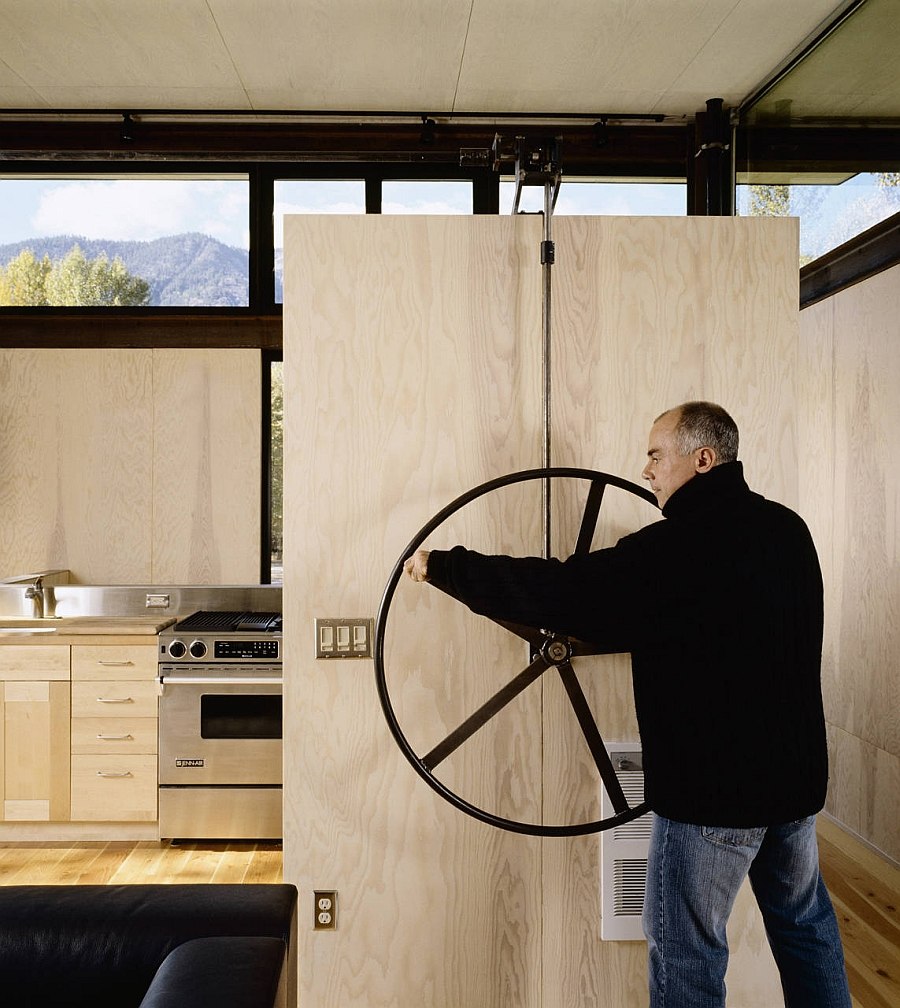 Mechanical hand wheel used to operate the shutters of the cabin