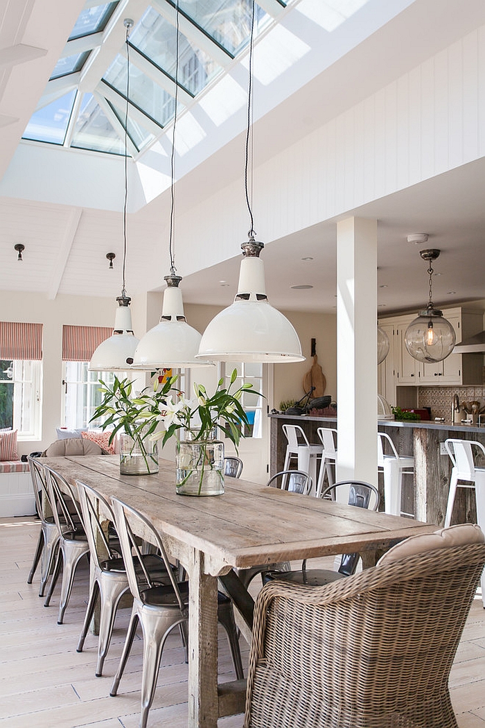 Natural materials and decor give the beach style dining a serene look