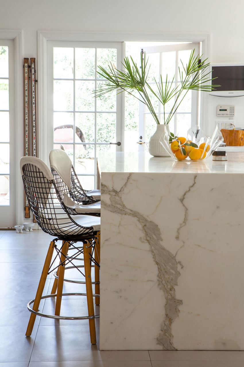 Oranges and tropical greenery in a kitchen with marble details