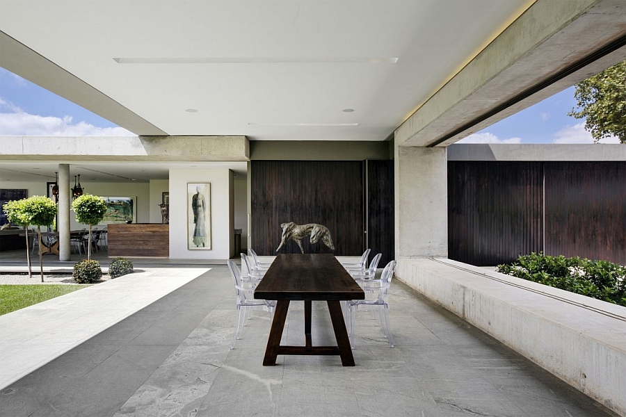 Outdoor dining area with the acrylic Ghost chairs