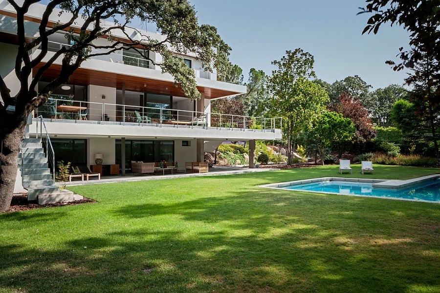 Overhang gives the outdoor spaces ample shade from the midday sun