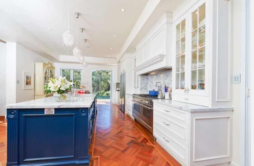 Radiant blue in a stunning white kitchen