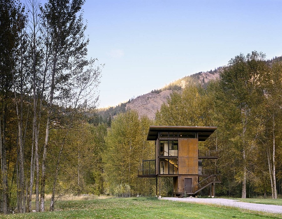 Raw natural materials, glass and steel shape the sustainable weekend retreat