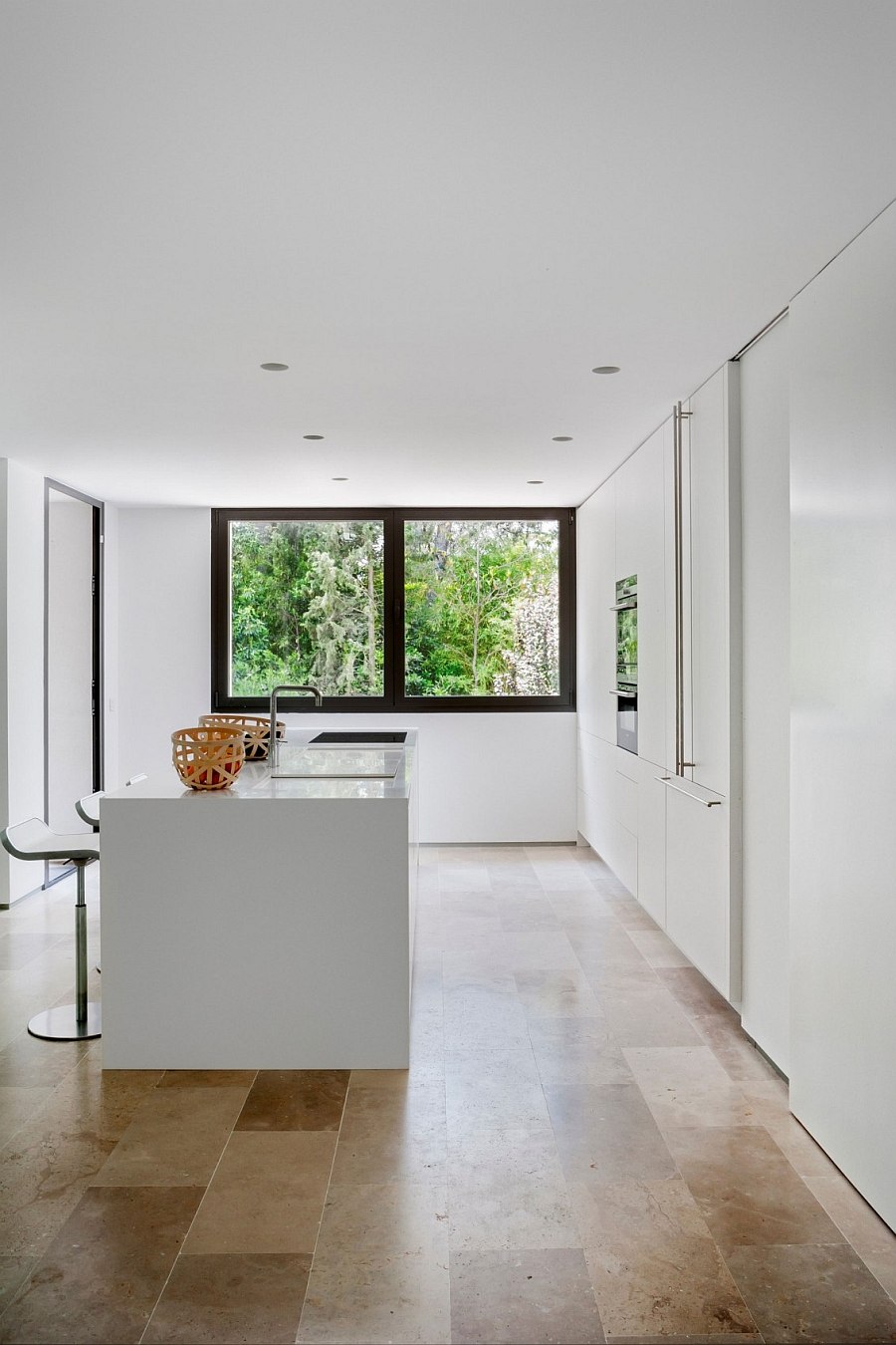 Sleek, ultra-modern kitchen in white