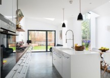 Slidinig-glass-doors-connect-the-kitchen-with-the-backyard-217x155