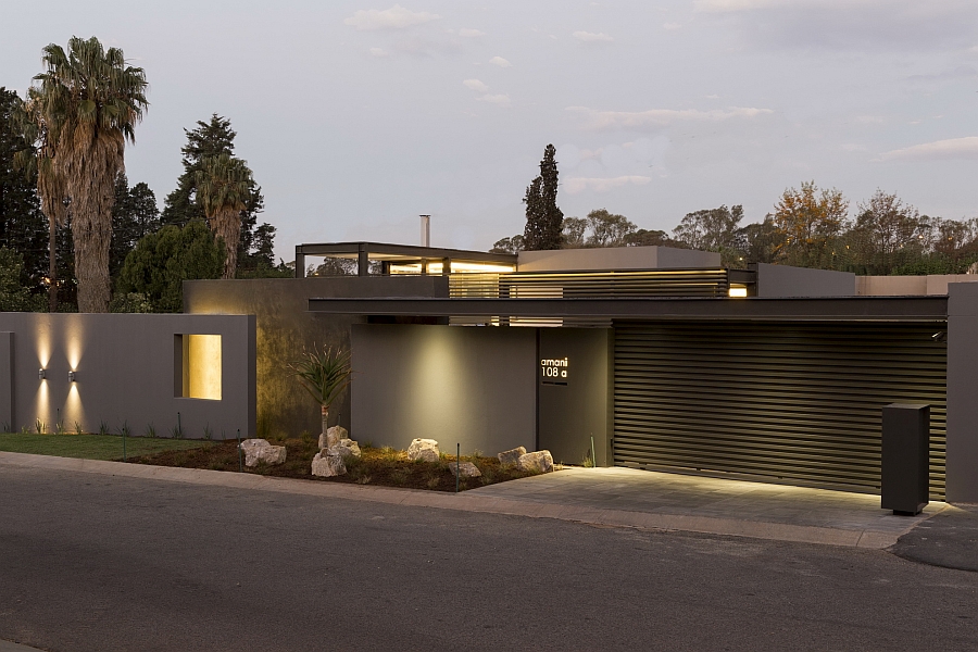 Street facade of the House Sar offers complete privacy