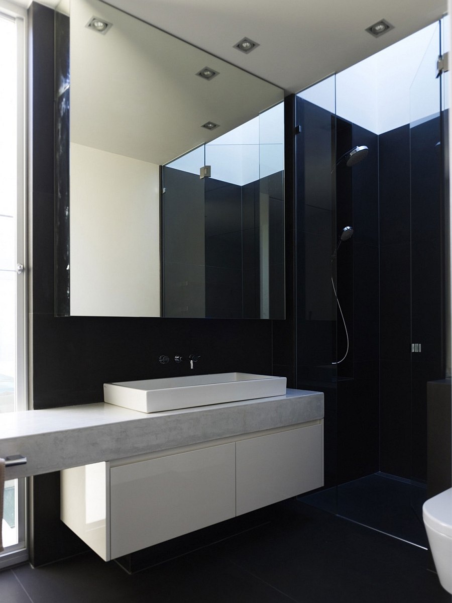 Touch of black brings sophistication to the bathroom