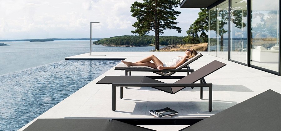 Ultra-minimal design of the Illum lounger in black