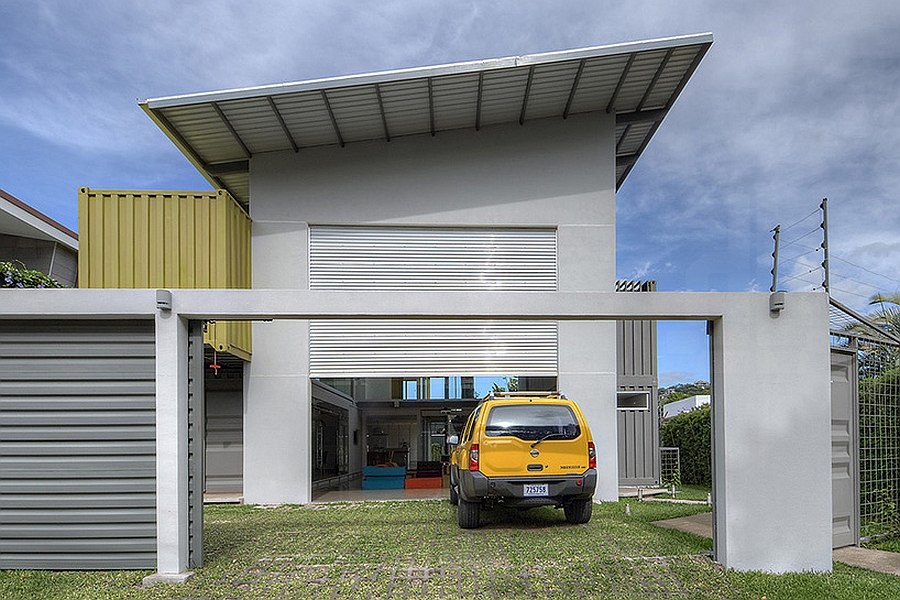 View of the facade and the parking space of the Casa Incubo