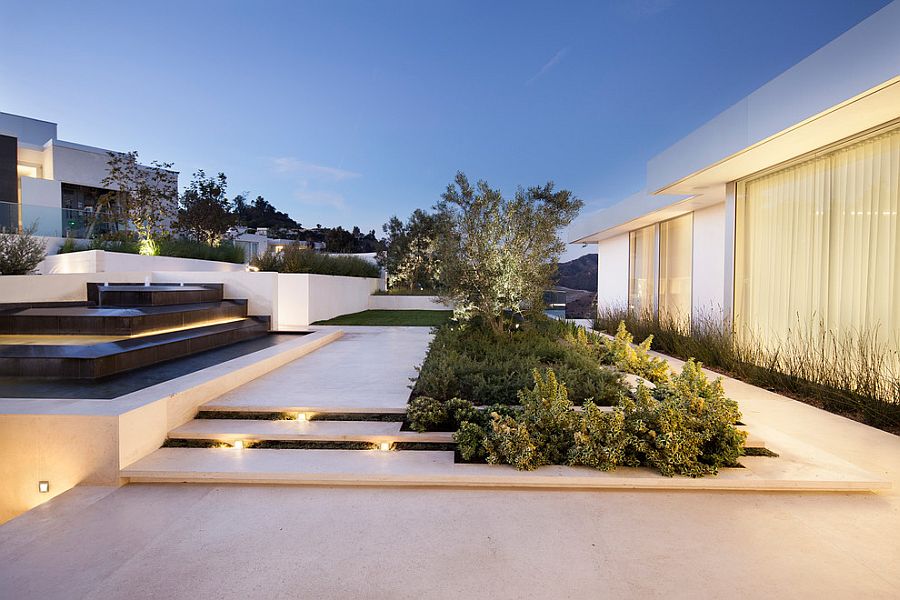 Contemporary landscape looks all the more appealing thanks to the lighting