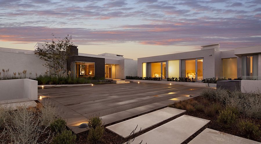 Gorgeous courtyard comes alive after sunset thanks to lovely lighting