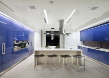 Spacious-contemporary-kitchen-with-a-splash-of-blue-217x155
