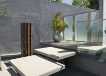 Water-fetaure-with-stepping-stones-creates-a-unique-and-appealing-entry-to-the-Californian-home-217x155