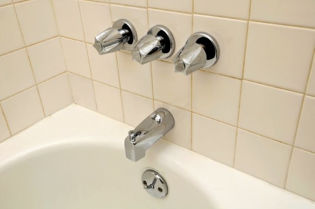 Caulk Your Tub In A Few Easy Steps Decoist 