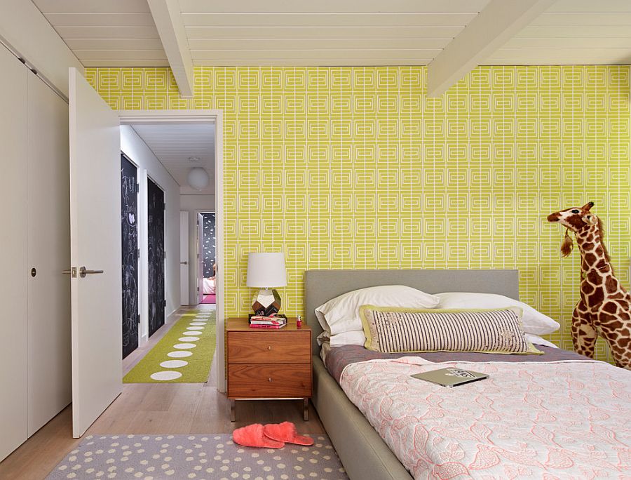 Bold wallpaper in yellow for the Midcentury kids' bedroom