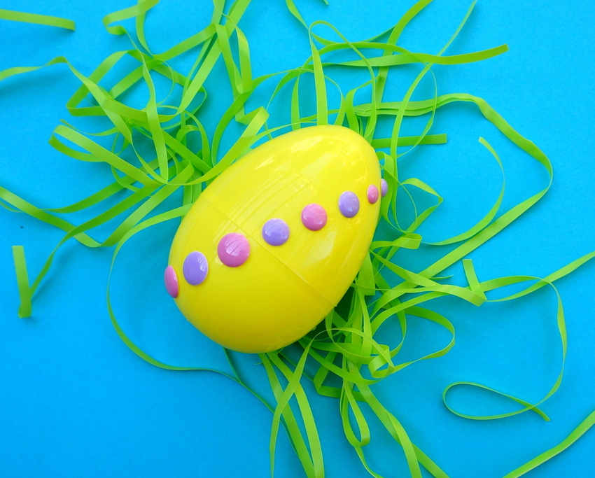 Easter egg with dots