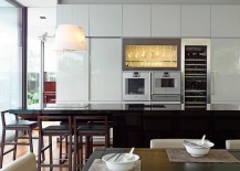 Kitchen-with-glossy-surfaces-in-black-and-white-217x155